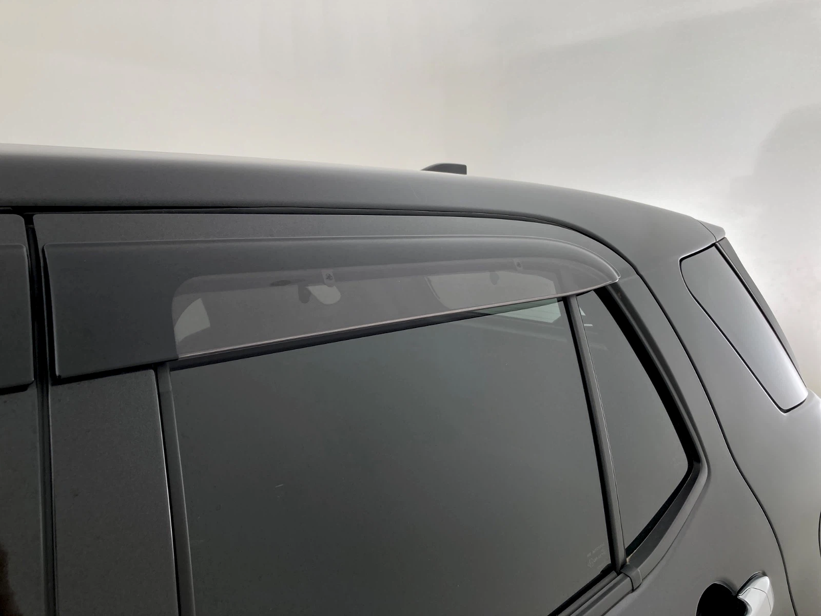 傷の画像です。左後ドア上部のルーフのやや目立つ位置にキズがあります。