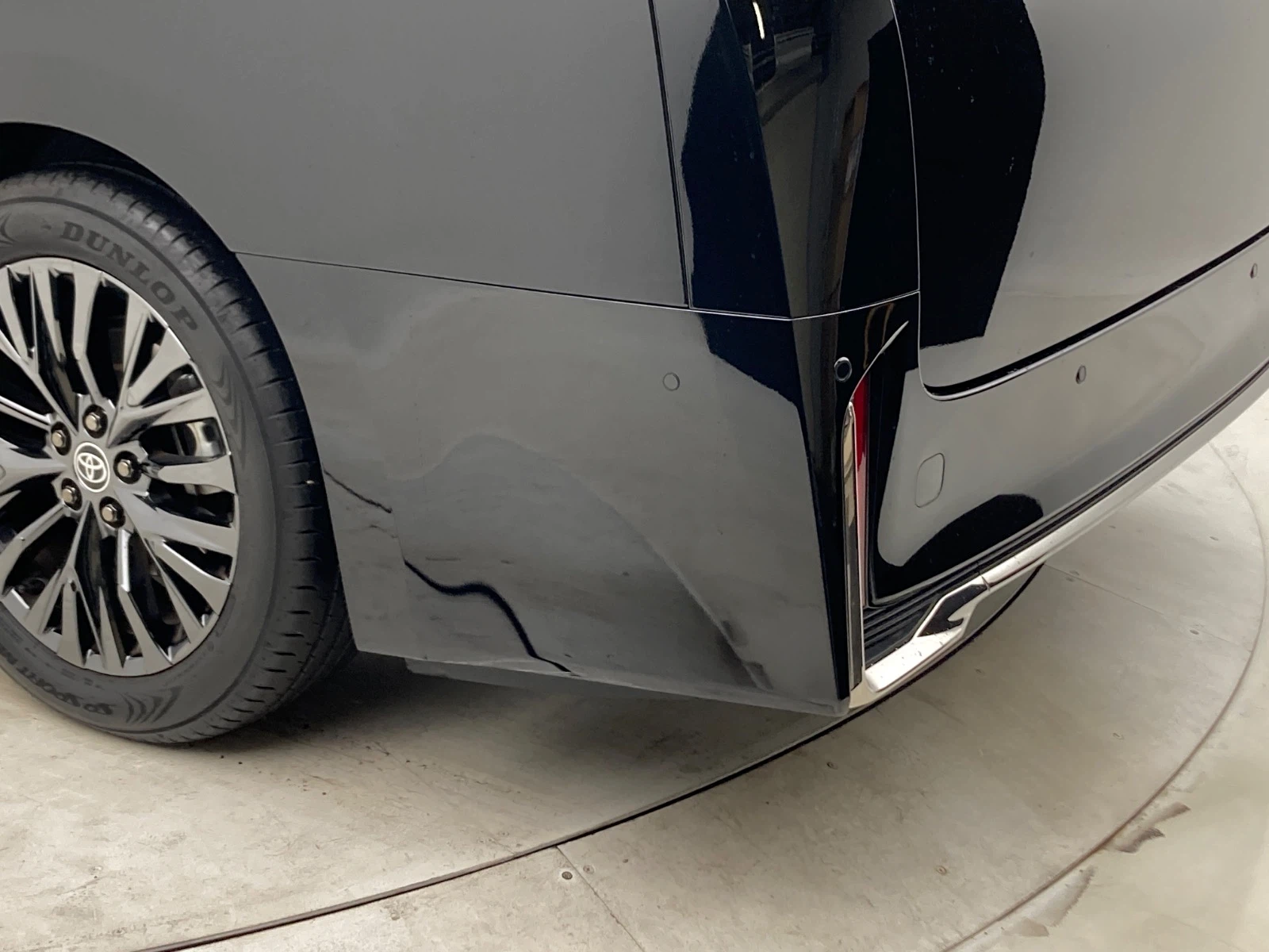 傷の画像です。左後ろバンパーにやや大きなキズがあります