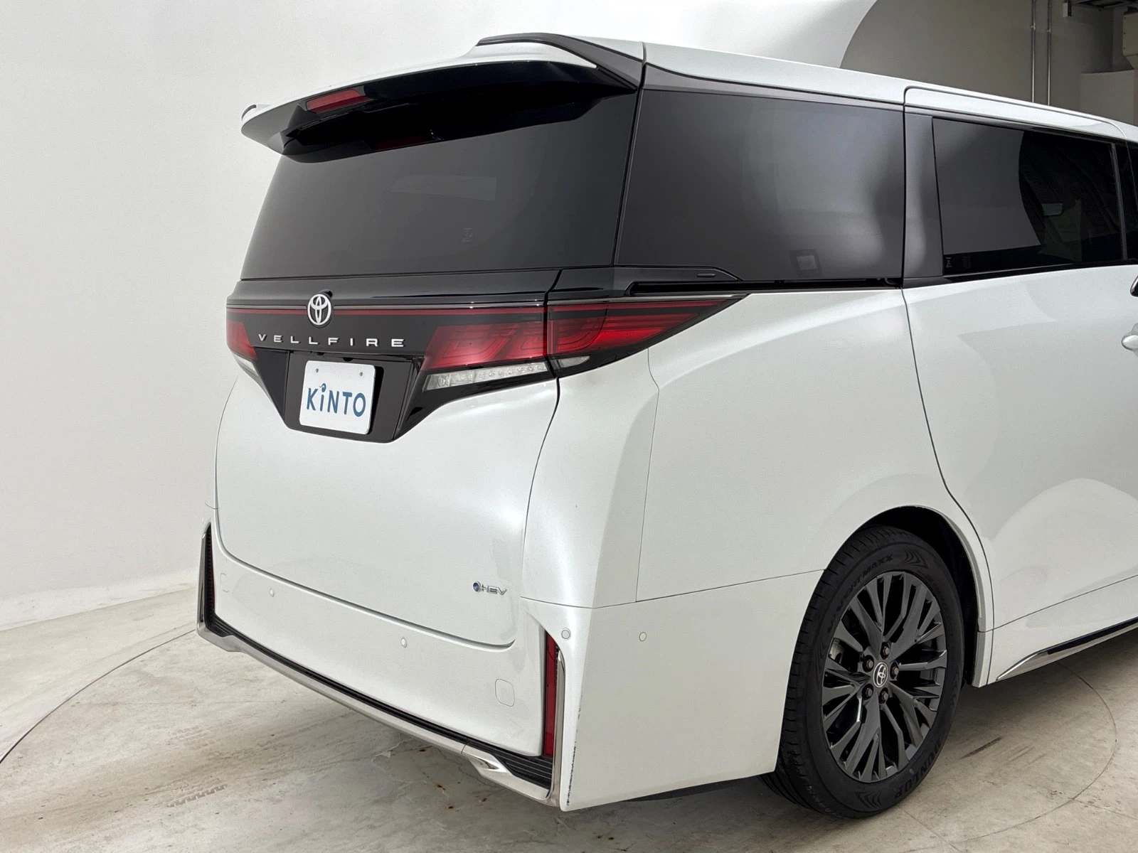 傷の画像です。運転席側リヤバンパーにやや目立つキズがあります。