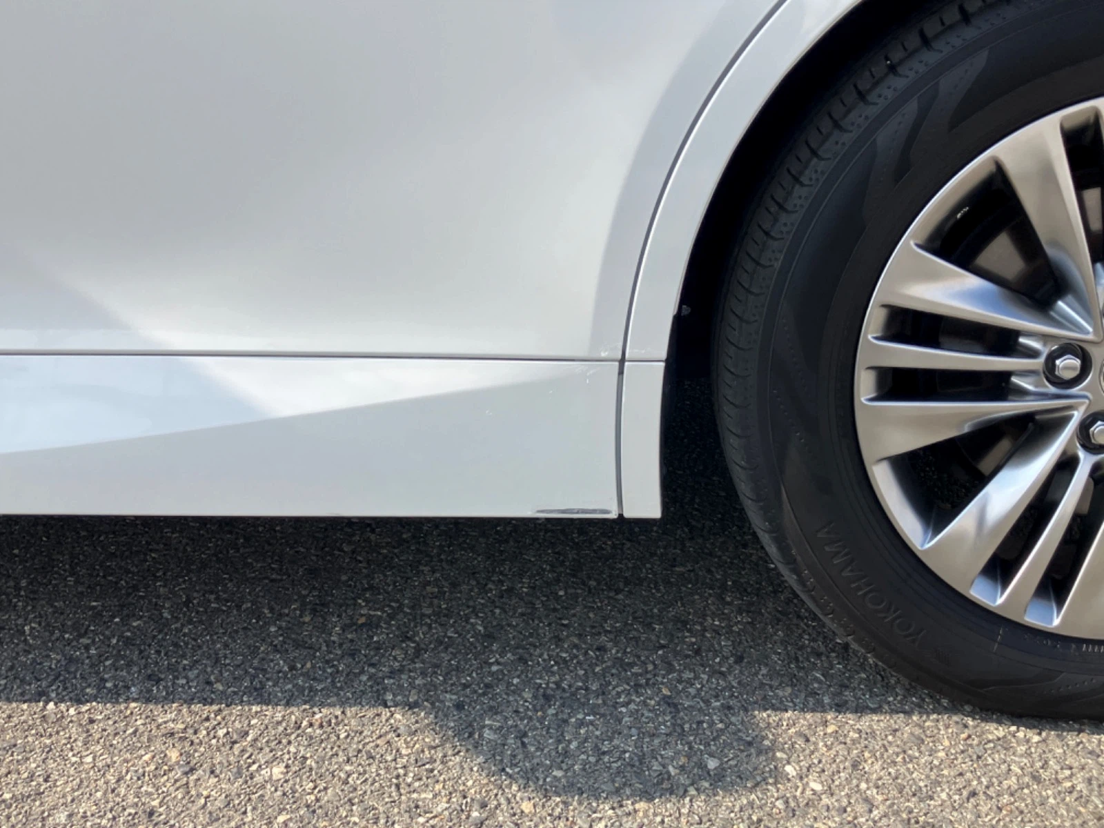 傷の画像です。左スライドドアの下部にやや目立つキズと補修跡があります