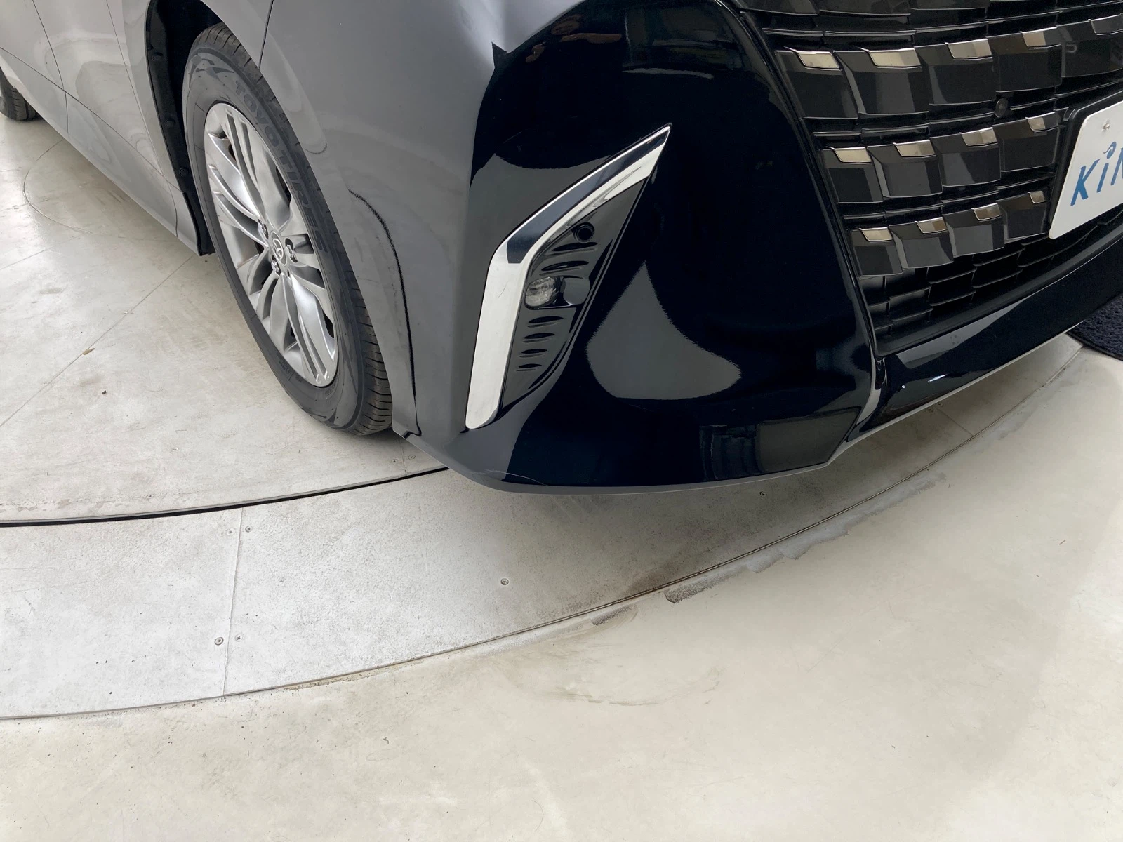 傷の画像です。右フロントバンパーにやや目立つキズがあります。