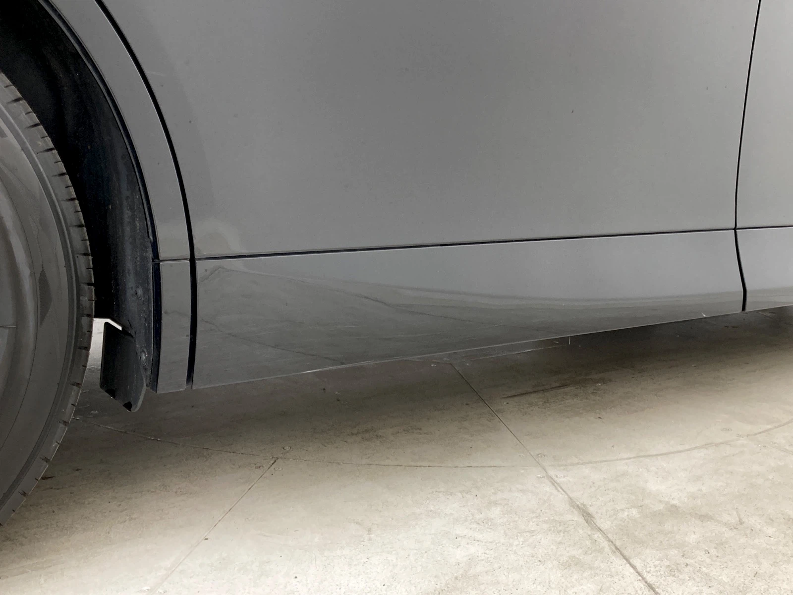 傷の画像です。右スライドドア下部にやや目立つ擦り傷がります