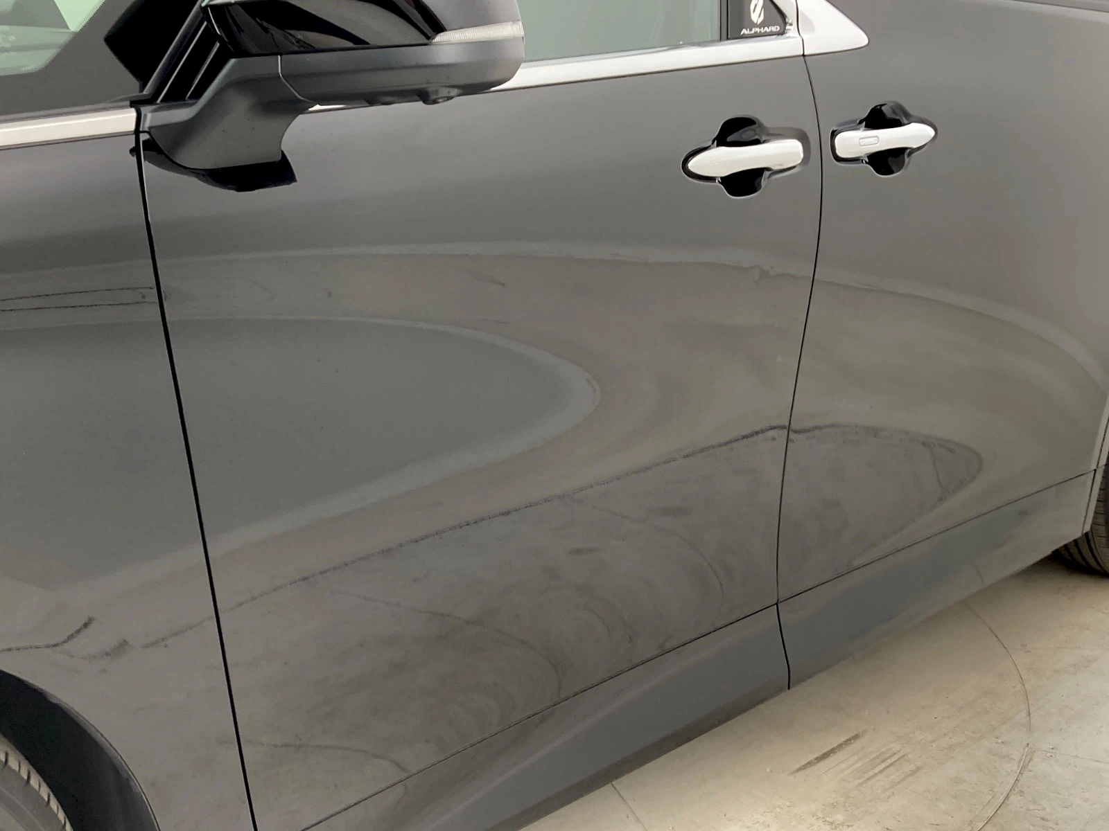 傷の画像です。左フロントドアハンドル下にやや目立つ凹みキズがあります。