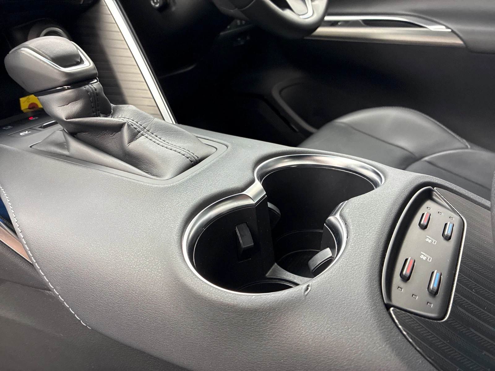 傷の画像です。ドリンクホルダー付近の内張にキズがあります