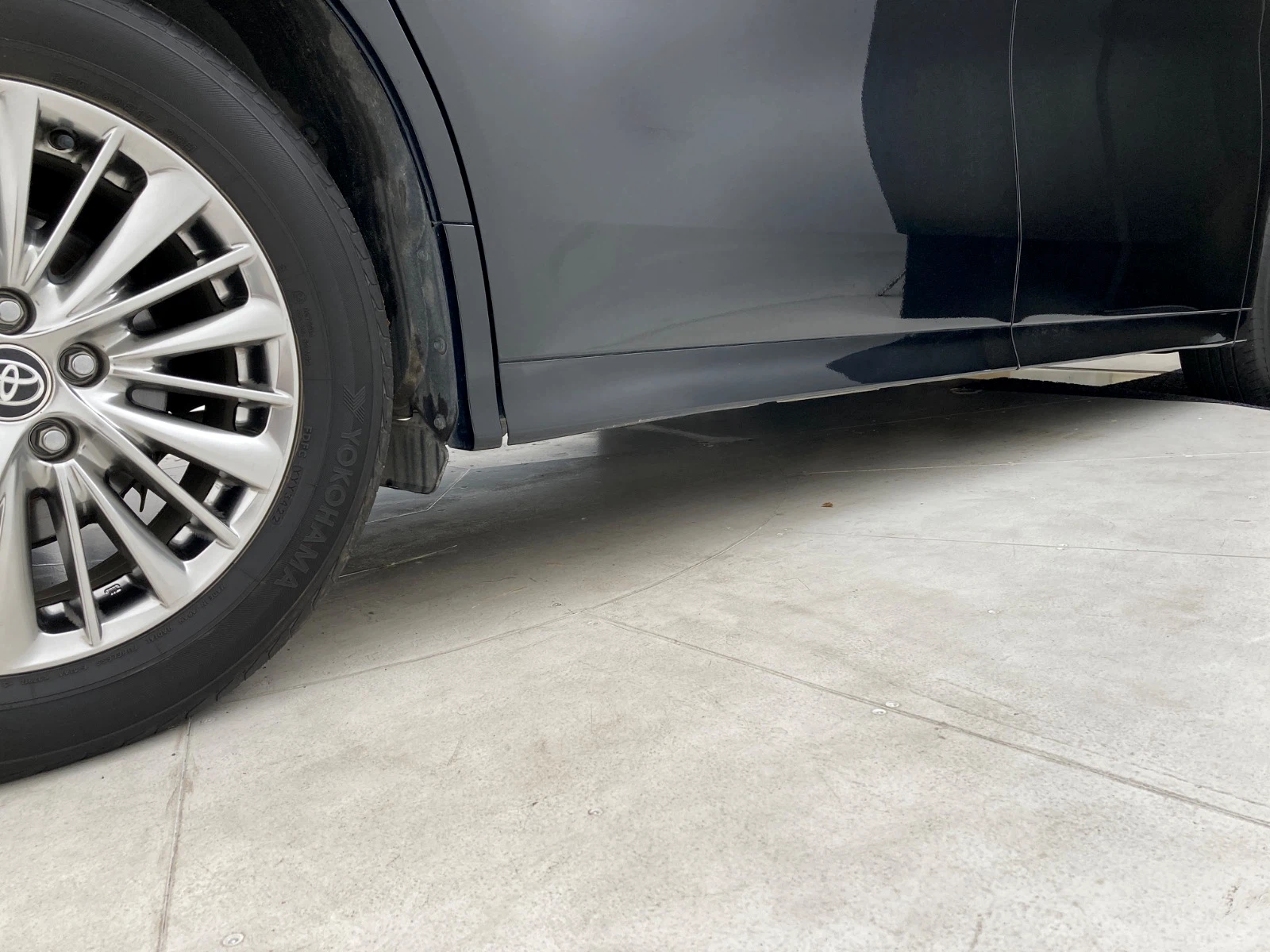 傷の画像です。右スライドドアの下部にやや大きなキズがあります。