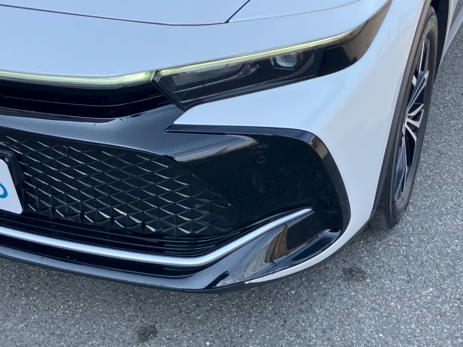 傷の画像です。左フロントバンパーに２か所やや目立つキズがあります。