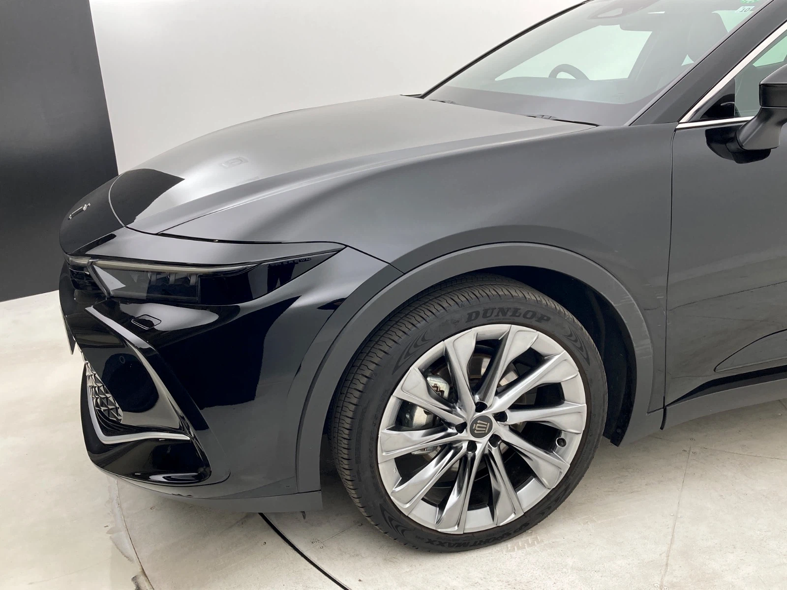 傷の画像です。左前タイヤ付近にやや大きな擦り傷があります