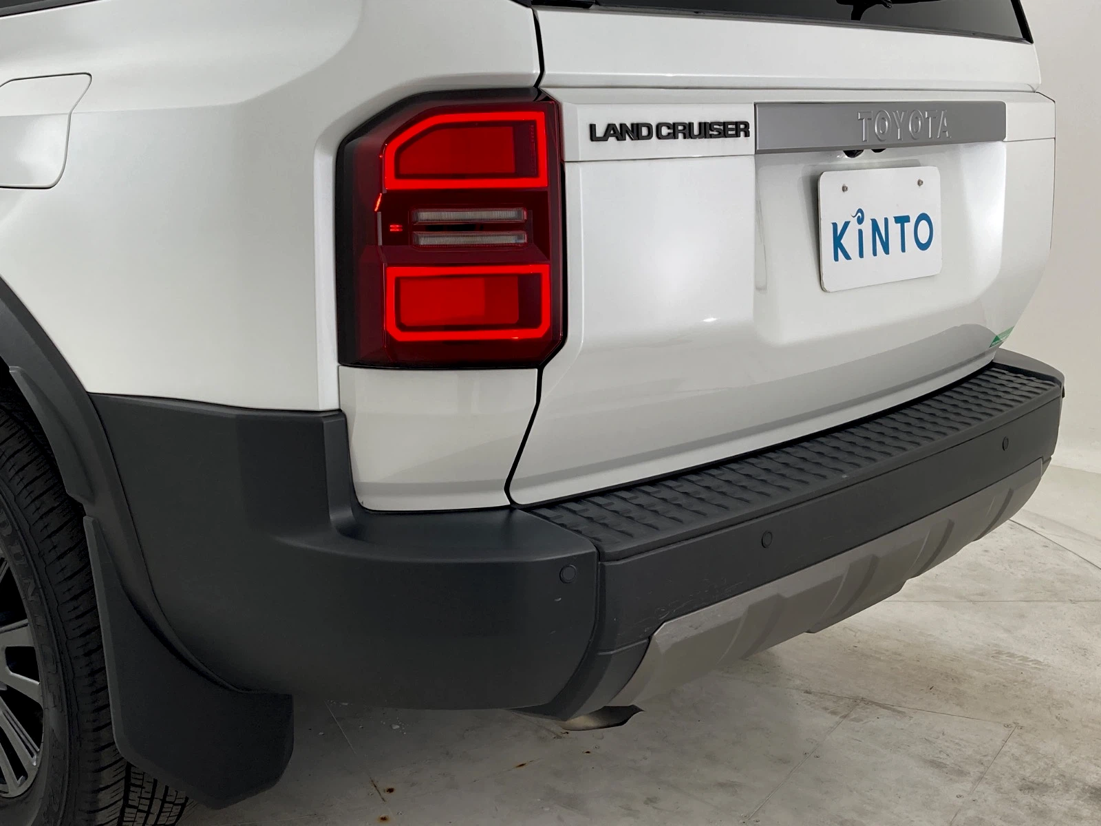 傷の画像です。リヤバンパーにやや目立つキズがあります