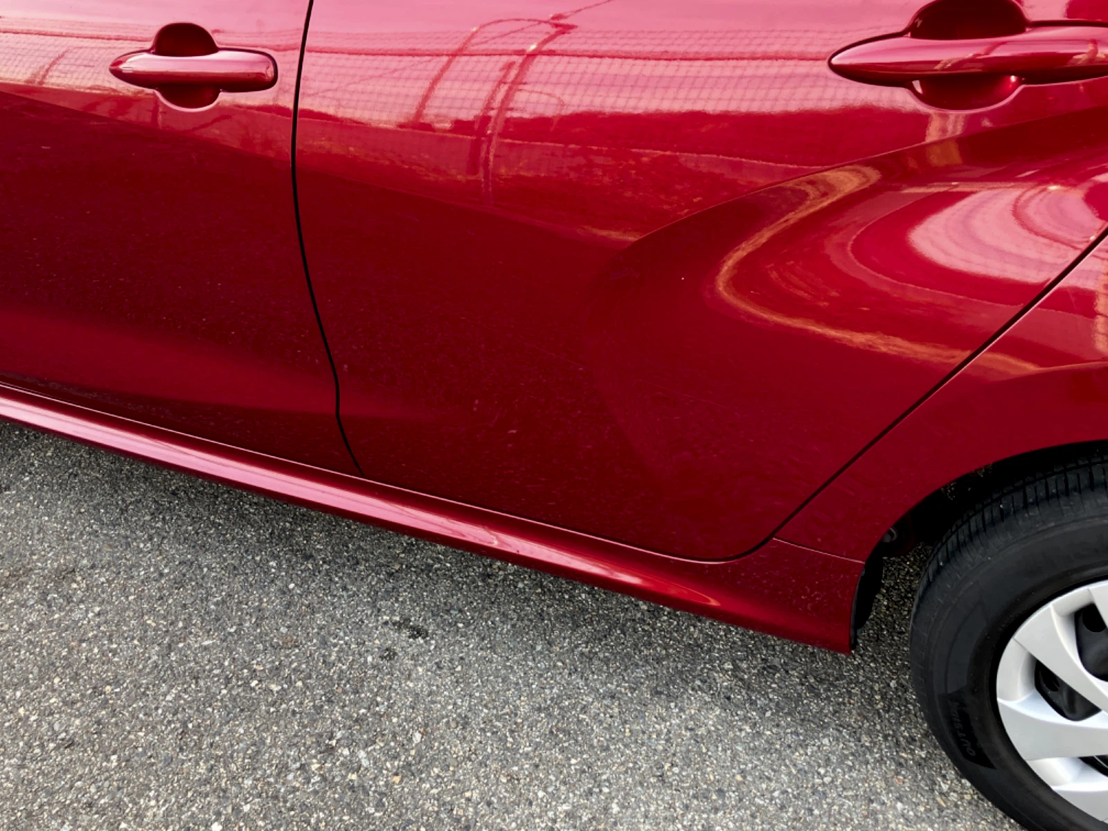 傷の画像です。左前後ドアにかけてやや大きな線キズがあります。