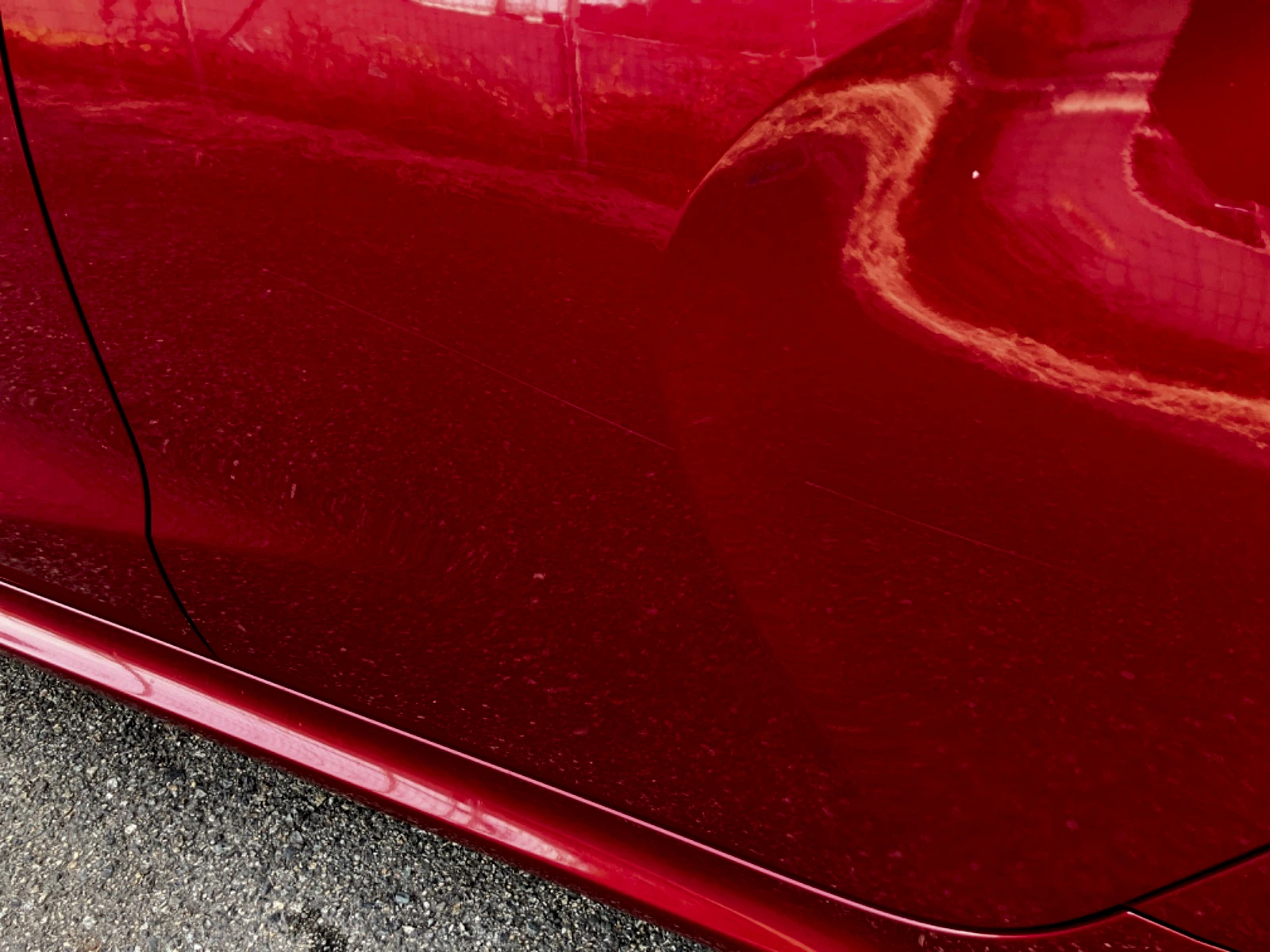 傷の画像です。より目立つ後ドアを拡大した画像です