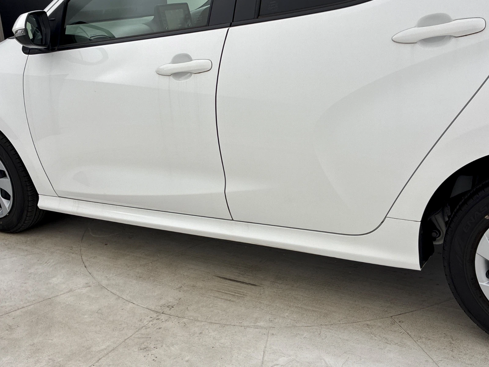 傷の画像です。左側ドア下部にやや大きなキズがあります。