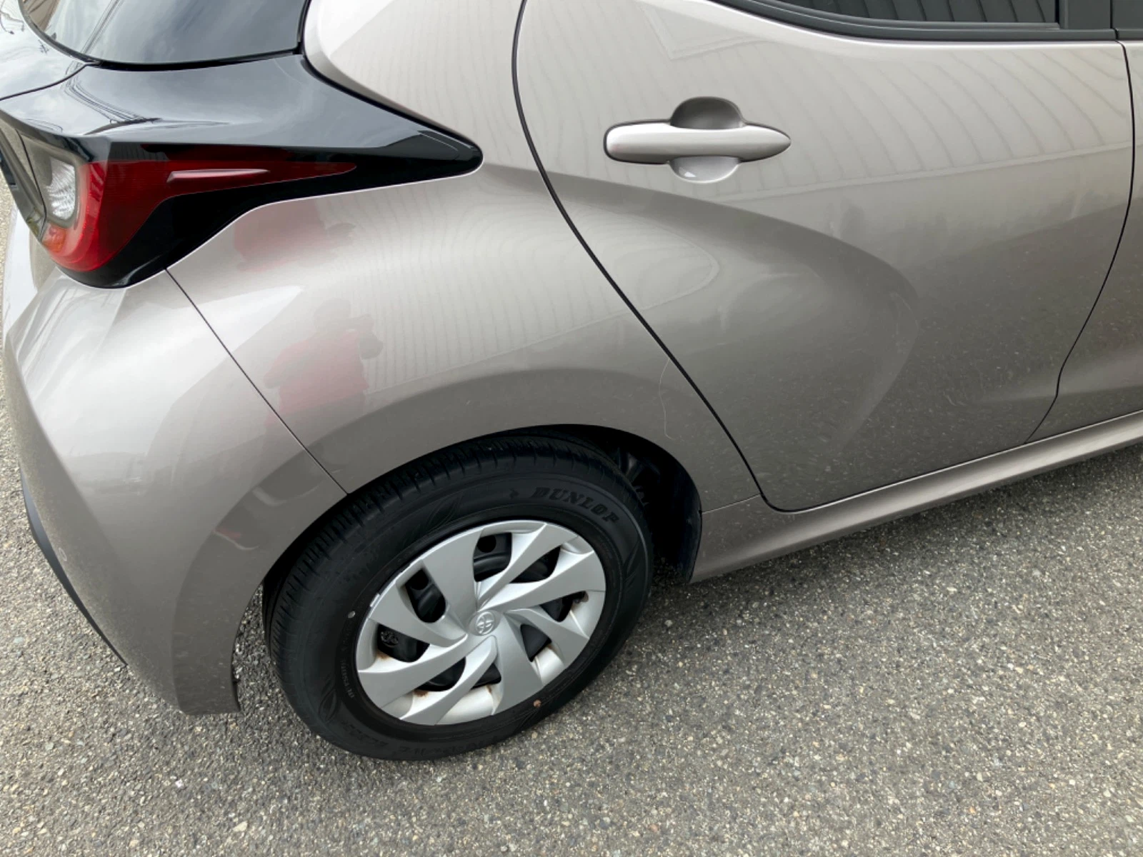 傷の画像です。右後ろタイヤ付近にやや目立つキズがあります