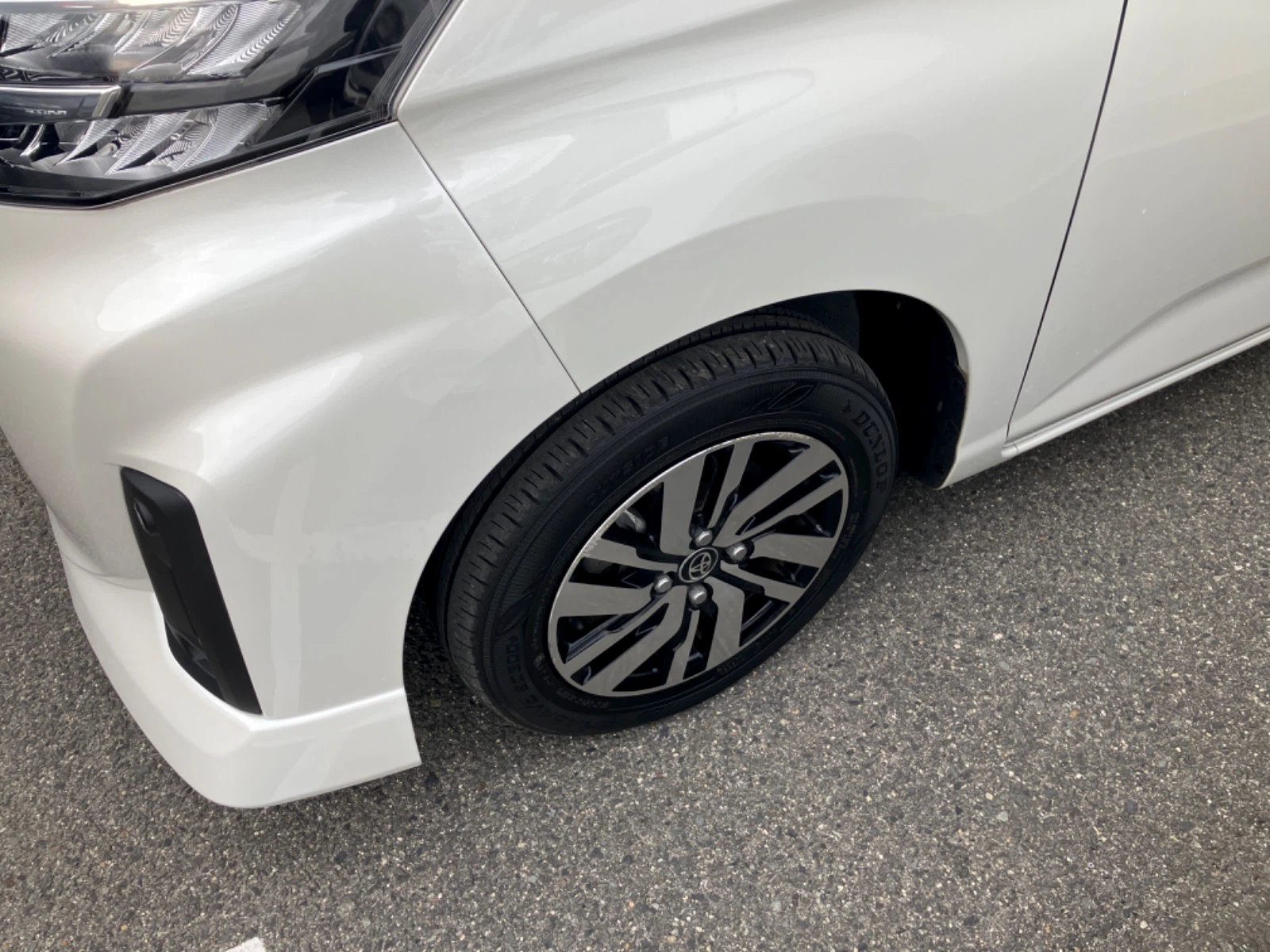 傷の画像です。左前アルミホイールにやや目立つキズがあります。