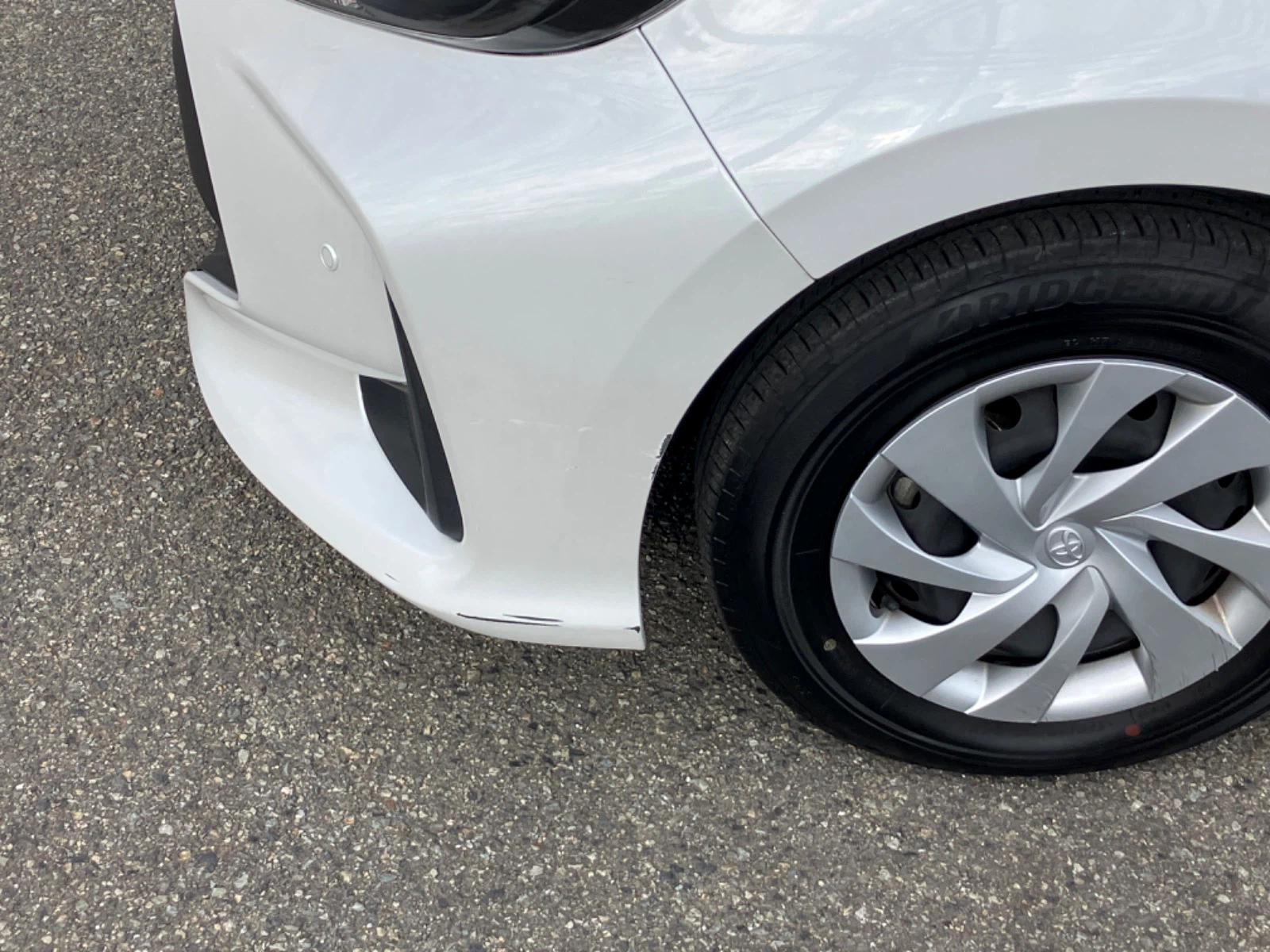 傷の画像です。左フロントバンパーにやや目立つキズがあります