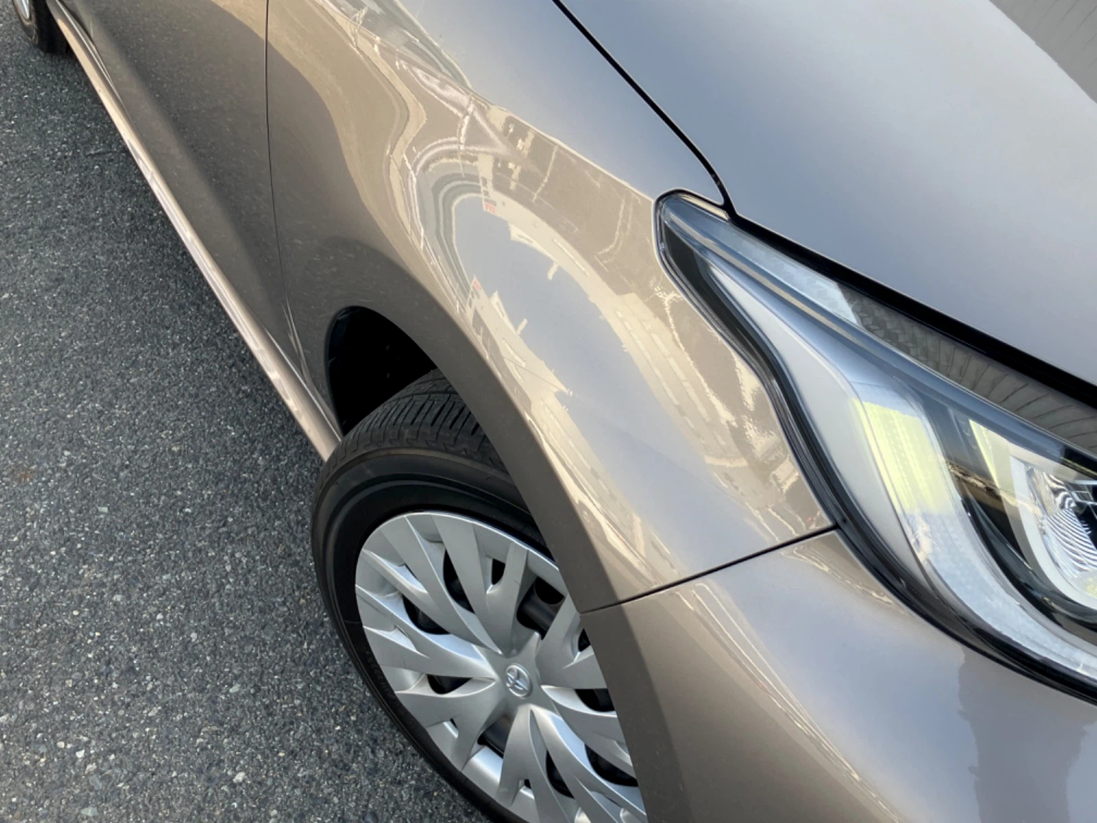 傷の画像です。右前フェンダーのやや目立つ位置にキズがあります
