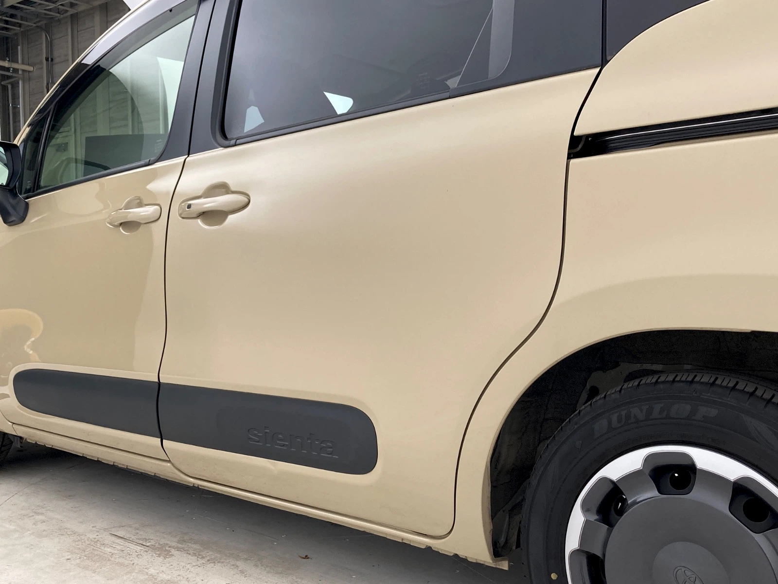 傷の画像です。左スライドドア下部にへこみがあります