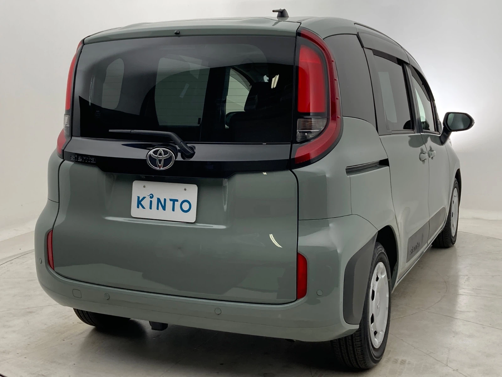 傷の画像です。バックドア　ナンバープレート下部のやや目立つ位置に凹みがあります