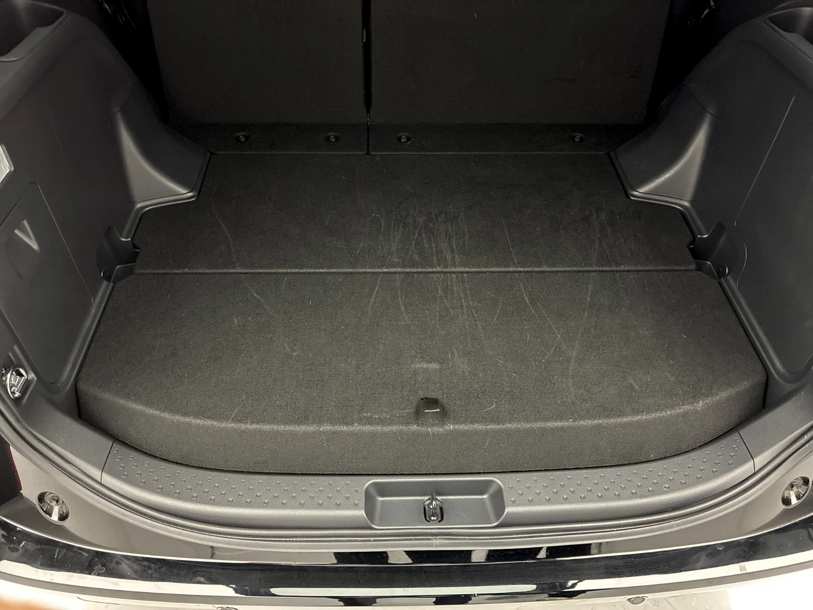 傷の画像です。荷室のボードに目立つキズがあります