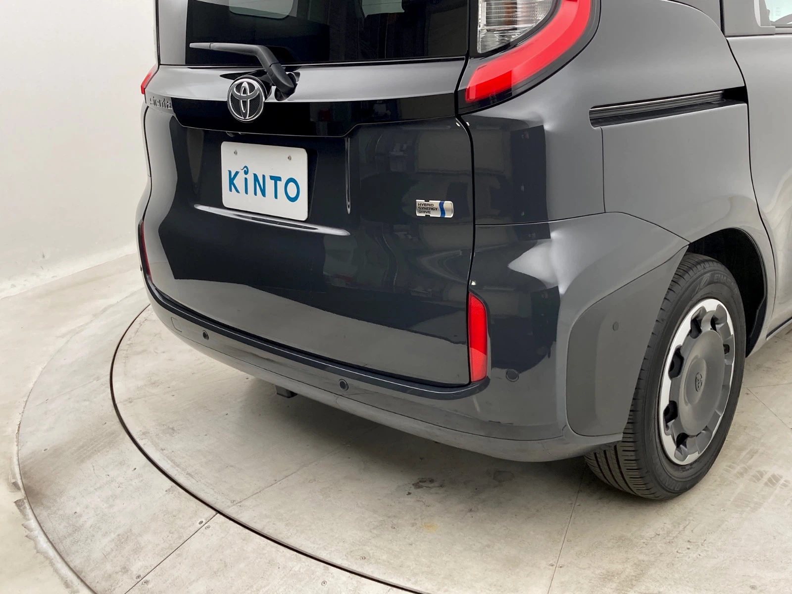 傷の画像です。右リヤバンパーにやや目立つキズがあります