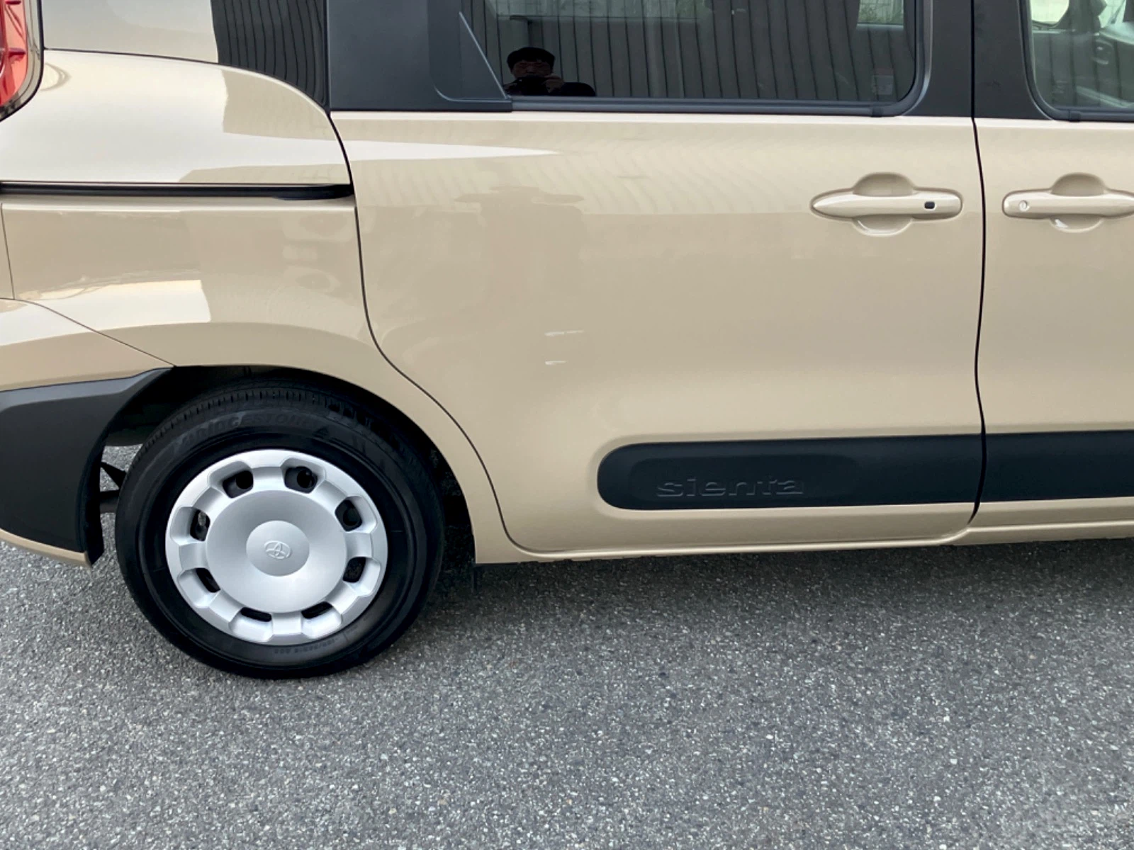 傷の画像です。右スライドドアのやや目立つ位置にキズがあります。