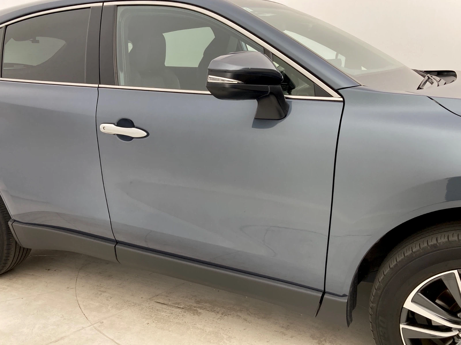 傷の画像です。運転席ドアにサイズは小さいもののやや目立つ凹みがあります