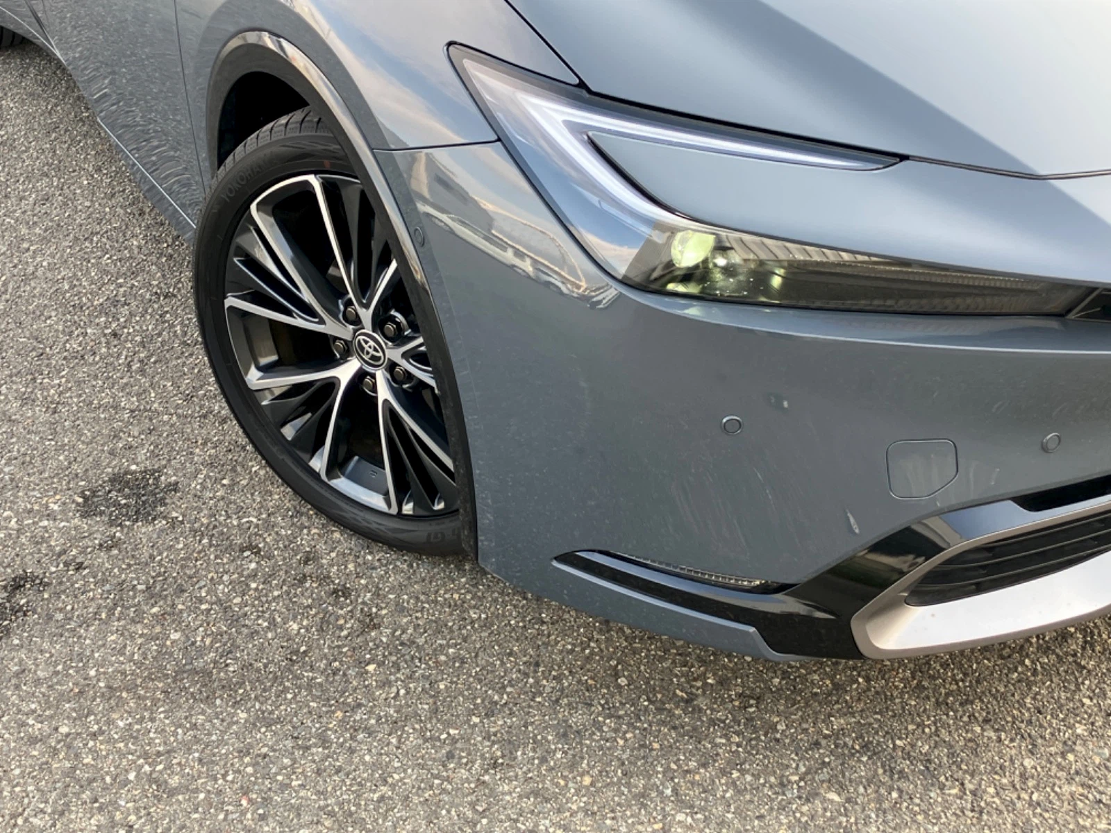 傷の画像です。右前バンパーにやや大きいの擦りキズがあります