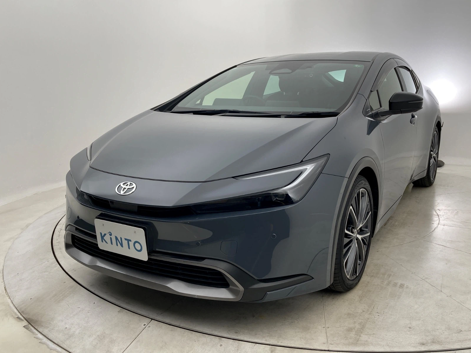 傷の画像です。左前バンパーにやや目立つ線キズがあります