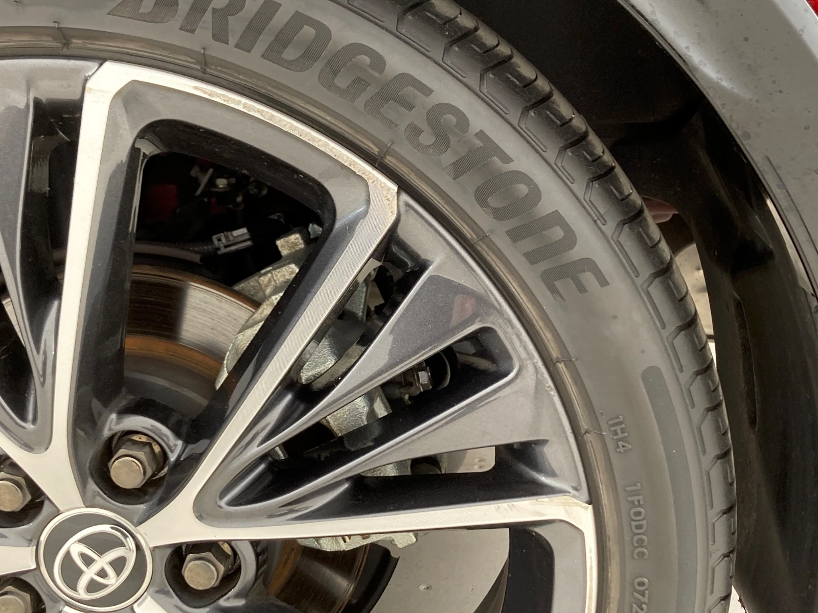 傷の画像です。アルミホイール一本にやや目立つキズが2ヶ所あります。