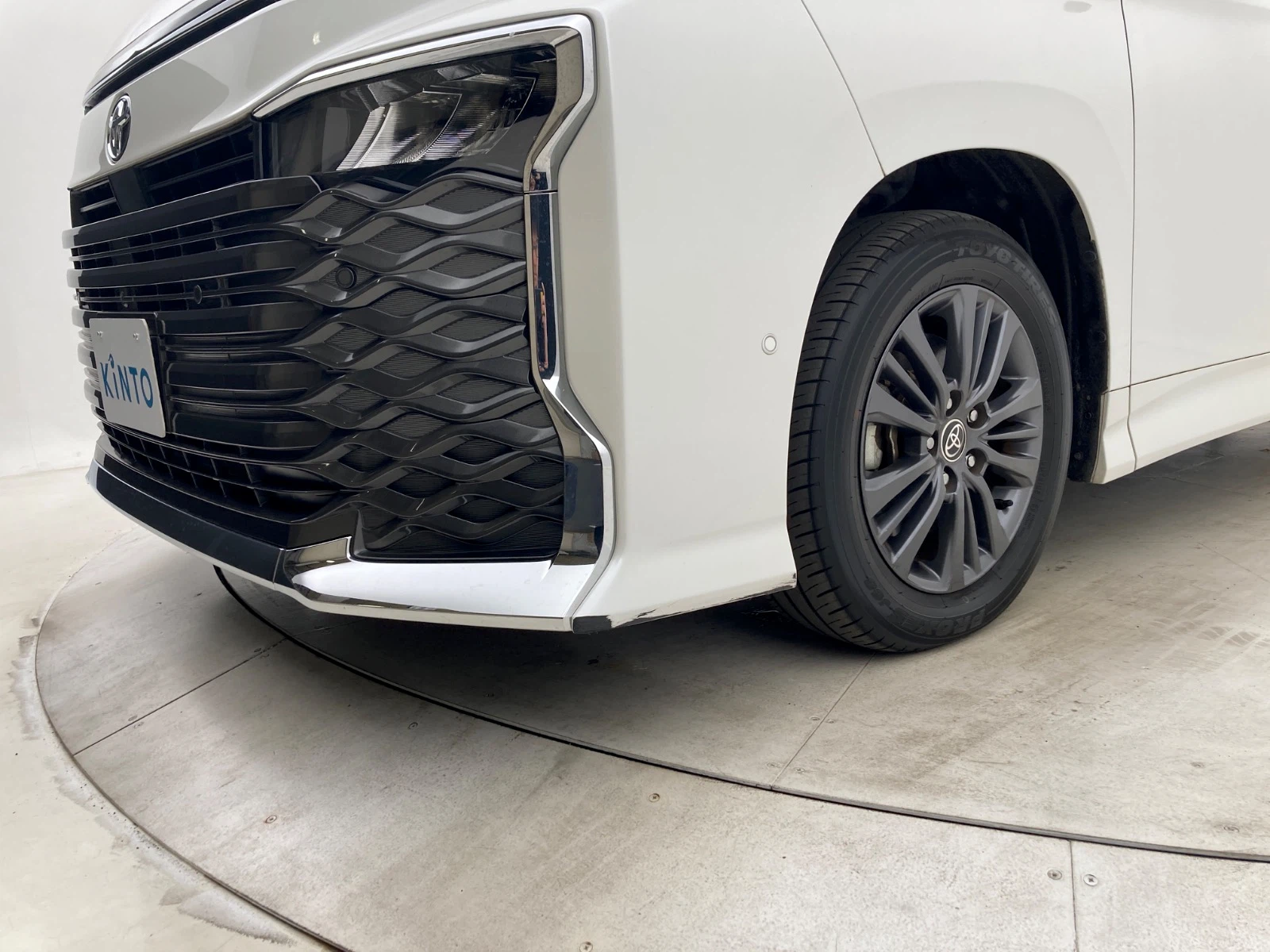 傷の画像です。左フロントバンパーにやや目立つキズがあります。