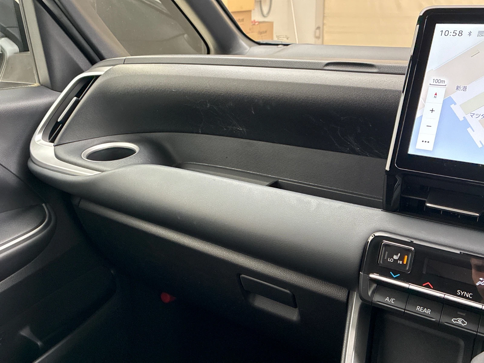 傷の画像です。ダッシュパネルにキズがあります