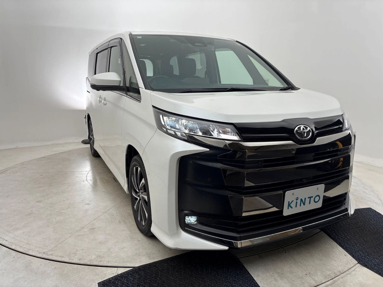 傷の画像です。フロントバンパーの運転席側にやや目立つキズがあります