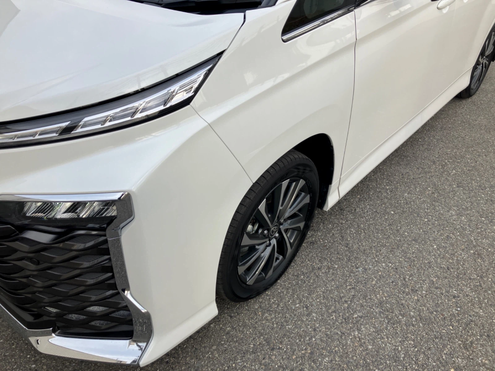 傷の画像です。左フロントフェンダーのやや目立つ位置にキズがあります。