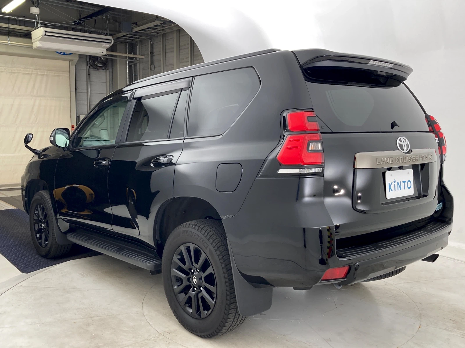 傷の画像です。左後ろタイヤ後方付近のやや目立つ位置にキズがあります