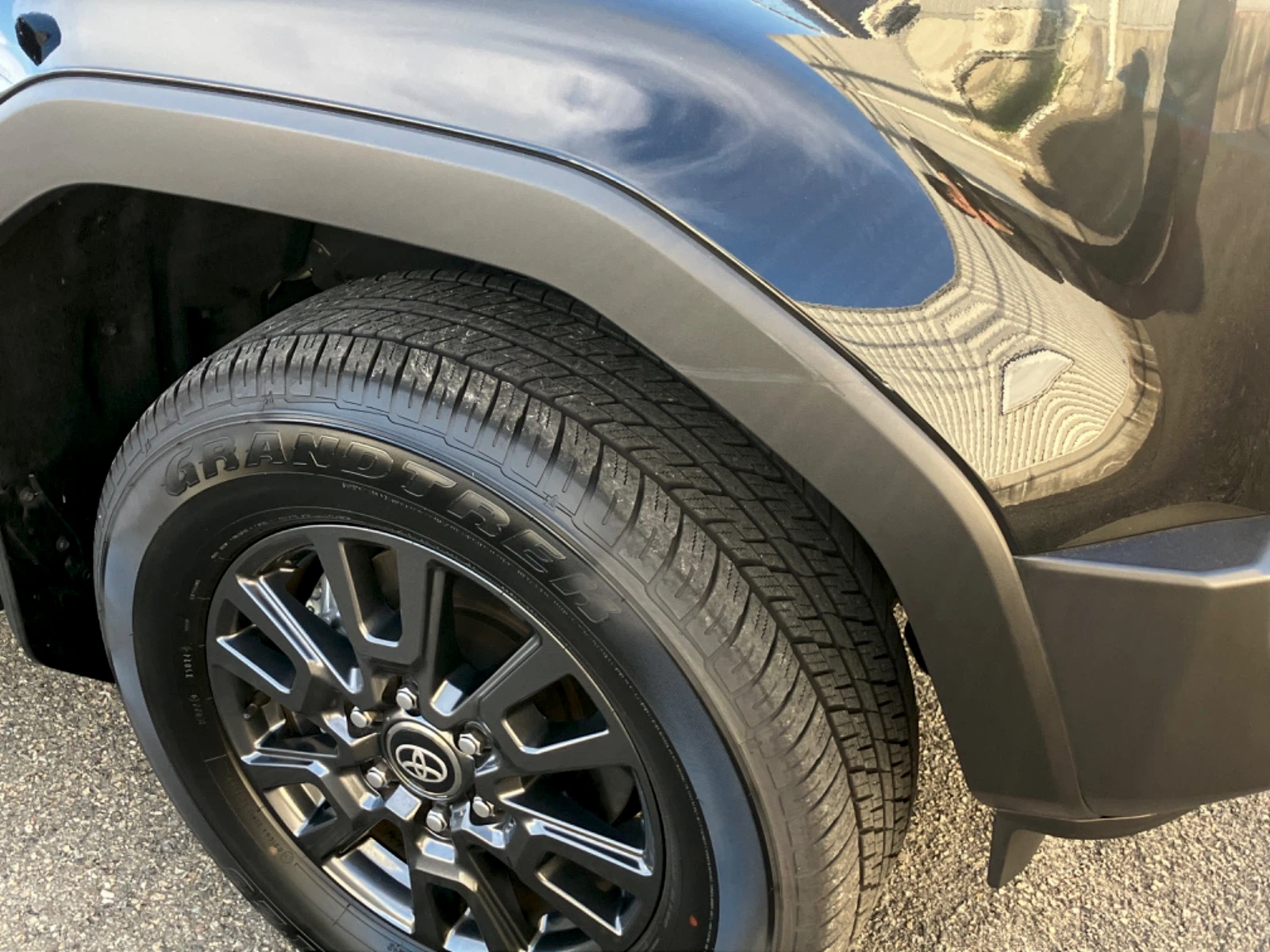 傷の画像です。右前フェンダーのやや目立つ位置にキズがあります。