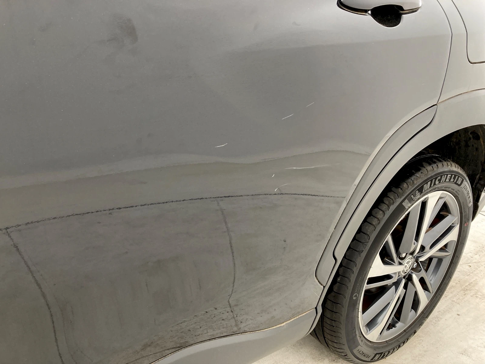 傷の画像です。左リヤドアのやや目立つ位置にキズがあります