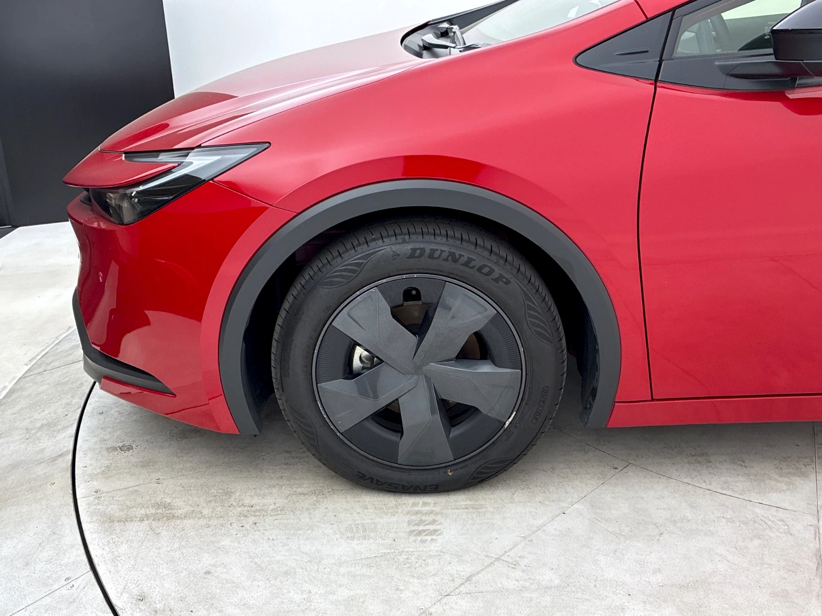 傷の画像です。左前タイヤのアルミホイールにやや目立つキズがあります。