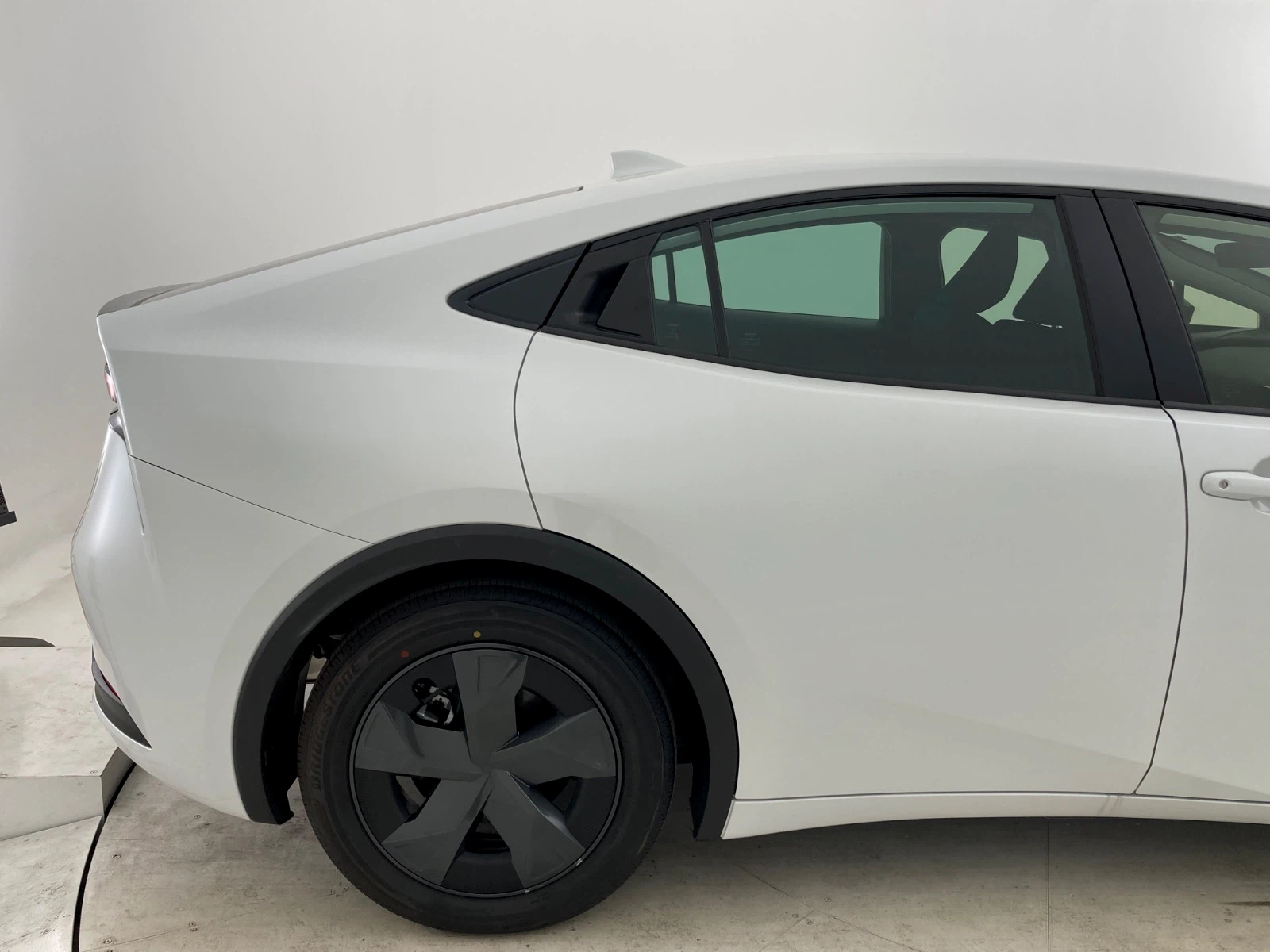 傷の画像です。右リヤタイヤの上部付近に擦り傷と薄い凹みがあります。