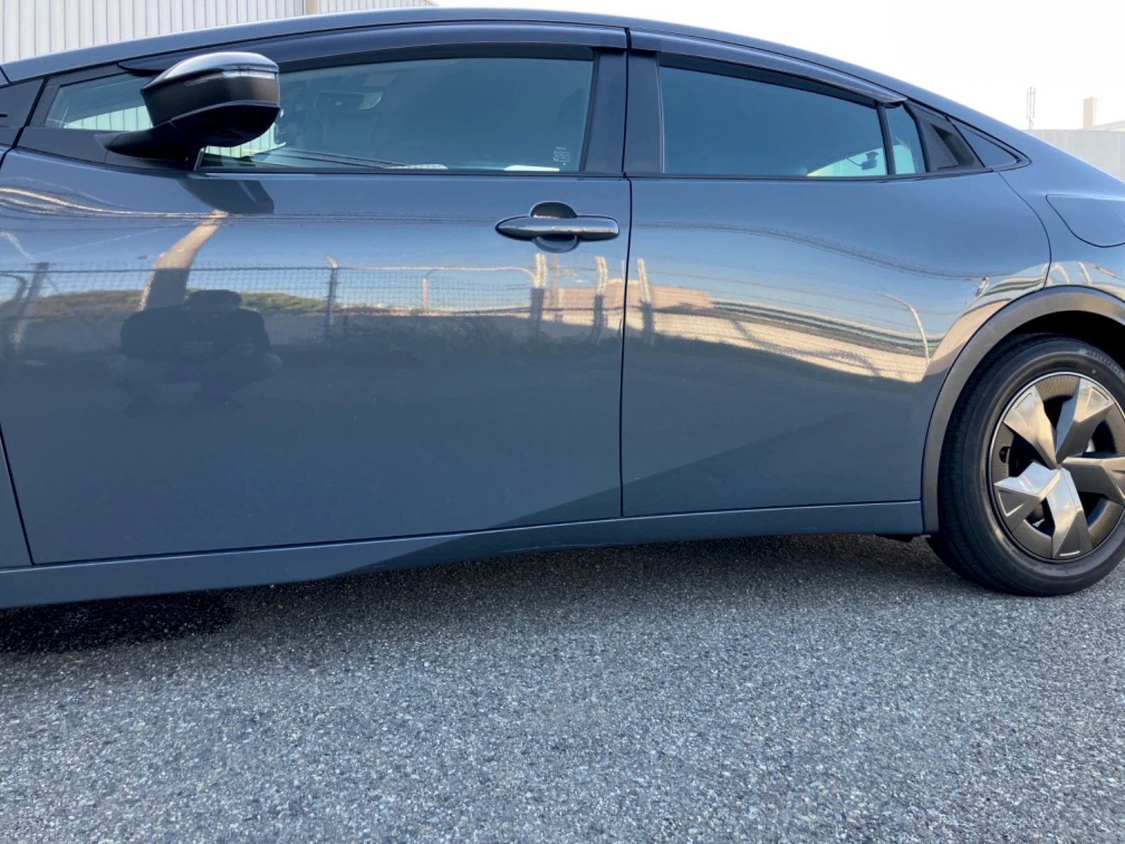 傷の画像です。車両左側のドアの下にやや大きなキズがあります。