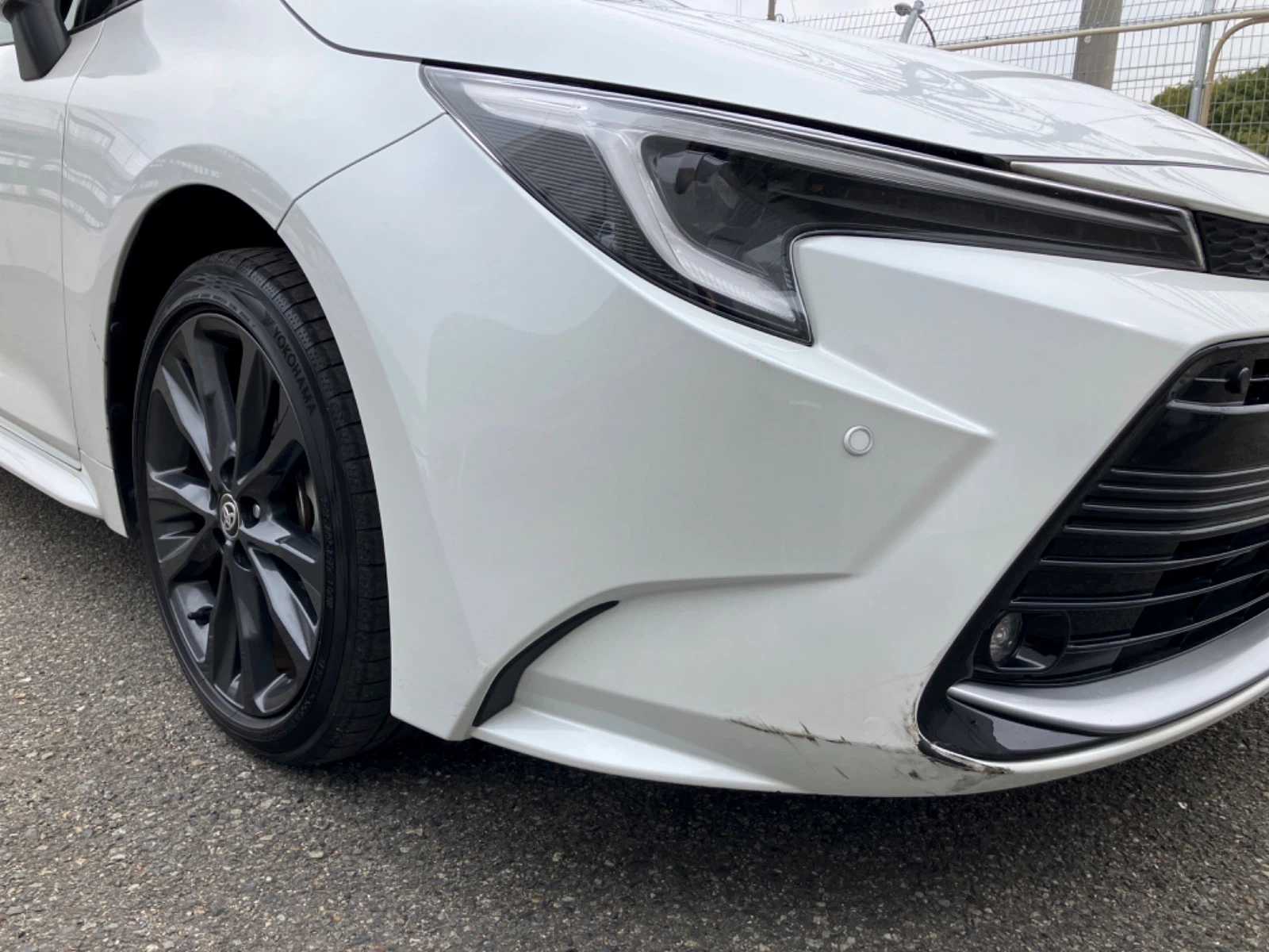 傷の画像です。右前バンパー下部にやや目立つキズがあります