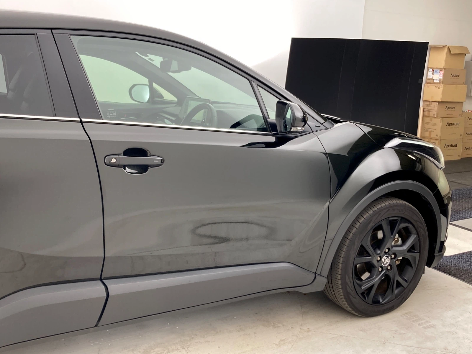 傷の画像です。運転席ドアのやや目立つ位置に凹みがあります。